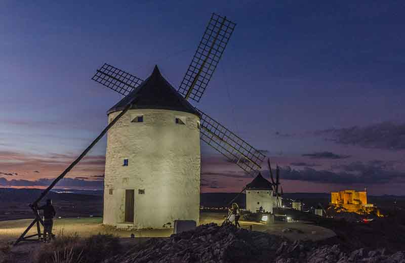 Toledo - Consuegra 50 - molinos de viento y castillo de Consuegra.jpg